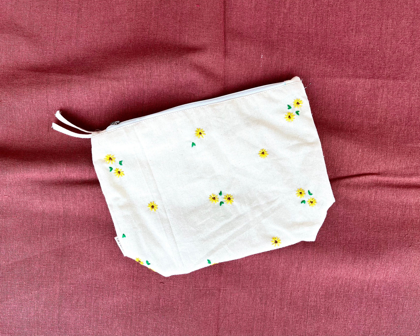 Spring Daisy Embroidered Pouch: Fresh Bloom Accessory Bag