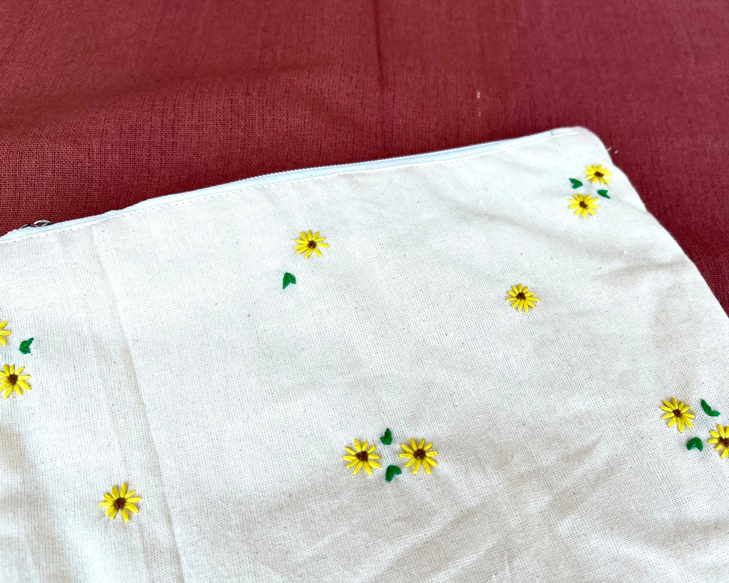 Spring Daisy Embroidered Pouch: Fresh Bloom Accessory Bag